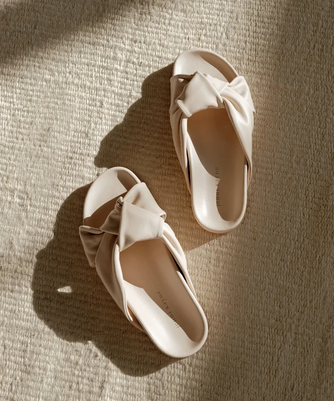 Sophisticated Street Style Offers Leather Knot Sandal
