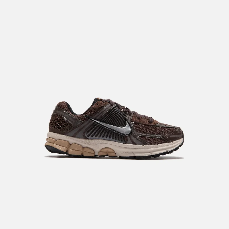 Season Sale Nike WMNS Zoom Vomero 5 - Baroque Brown / Chrome / Light Orewood