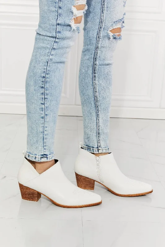 Swimwear Summer Blowout Trusty2 - Embroidered Crossover Cowboy Bootie in White