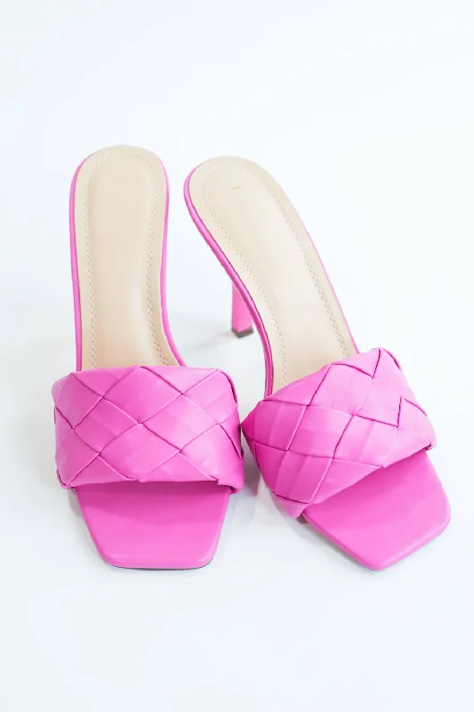 Fashion-Forward Offers Women's Divine Sandal In Fuchsia